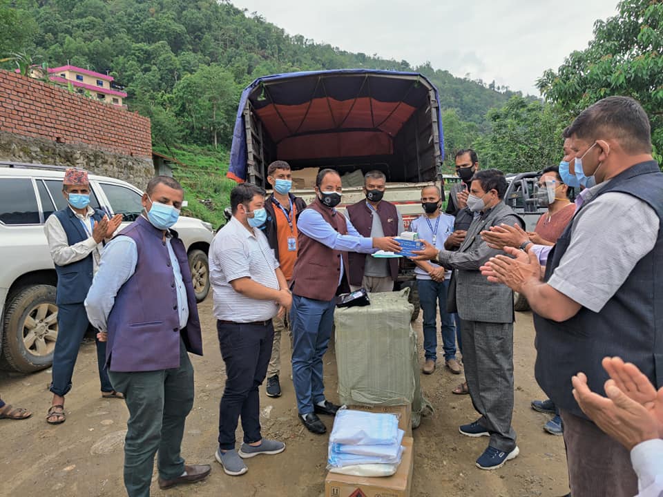 हिमालय सिमापार र सिन्धुपाल्चोक उद्योग बाणिज्य संघद्धारा कोभिड रोकथामका स्वास्थ्य सामाग्री सहयोग