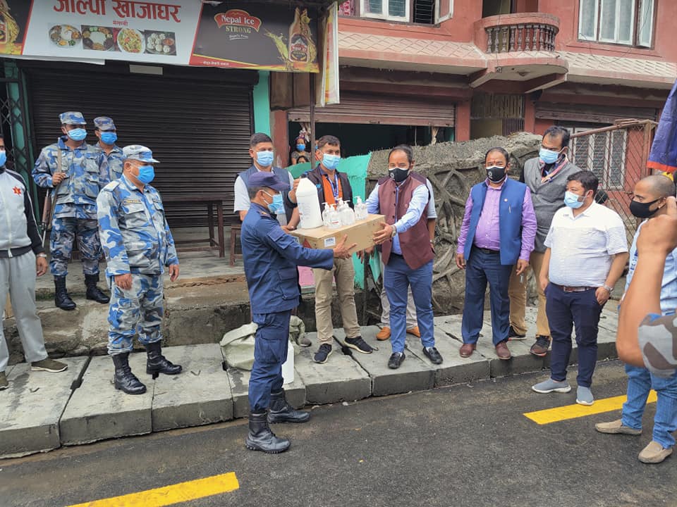 हिमालय सिमापार र सिन्धुपाल्चोक उद्योग बाणिज्य संघद्धारा कोभिड रोकथामका स्वास्थ्य सामाग्री सहयोग