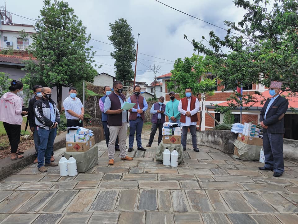 हिमालय सिमापार र सिन्धुपाल्चोक उद्योग बाणिज्य संघद्धारा कोभिड रोकथामका स्वास्थ्य सामाग्री सहयोग