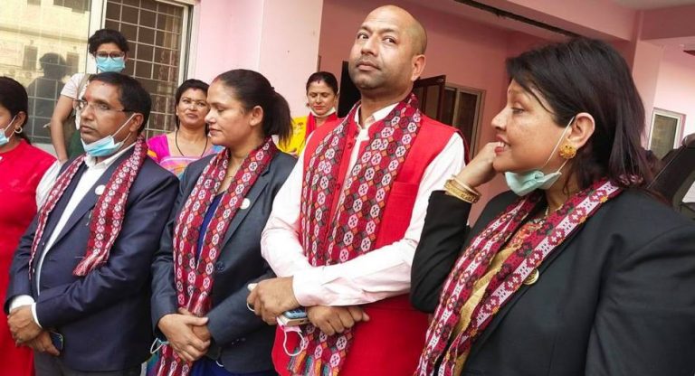 लुम्बिनीका चार सांसदलाई पदमुक्त नगर्न सर्वोच्चको आदेश