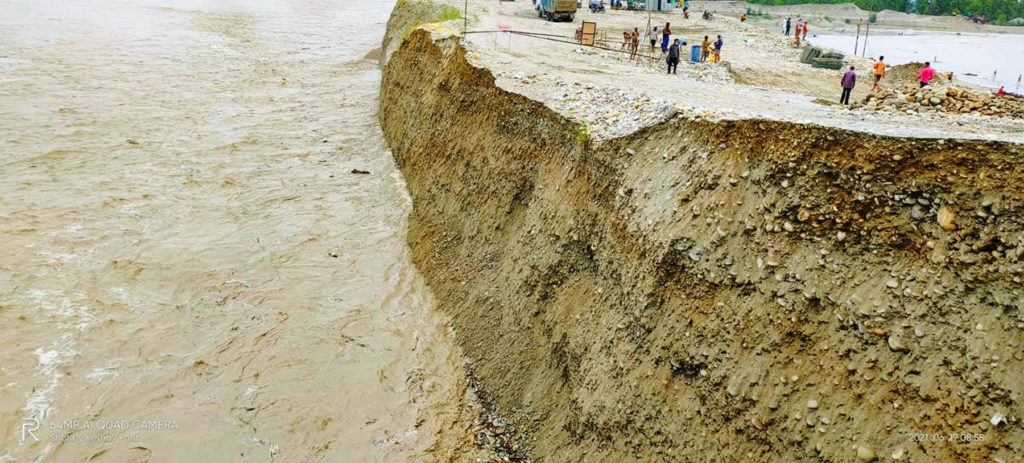 बाढी र पहिरोका कारण १३ सडक अवरुद्ध
