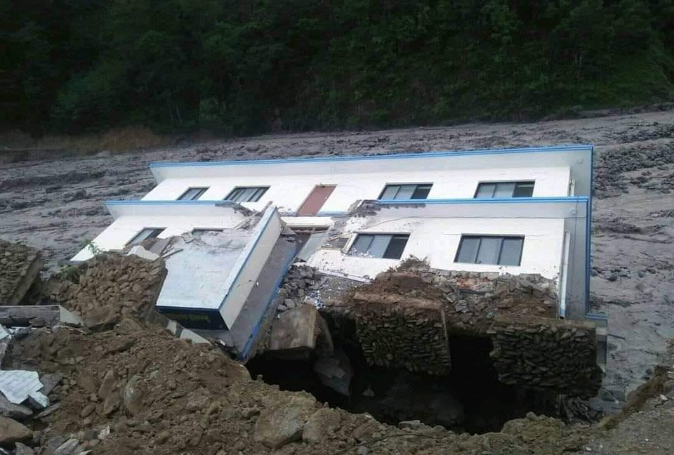 बाढीले हेलम्बुमा वडा कार्यालय, प्रहरी चौकी र विद्यालय भवन बगायो