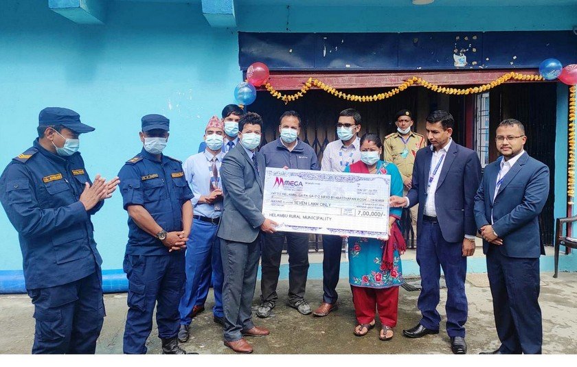 सिन्धुपाल्चोक र मनाङका बाढी पहिरो पीडितलाई मेगा बैंकको १२ लाख सहयोग