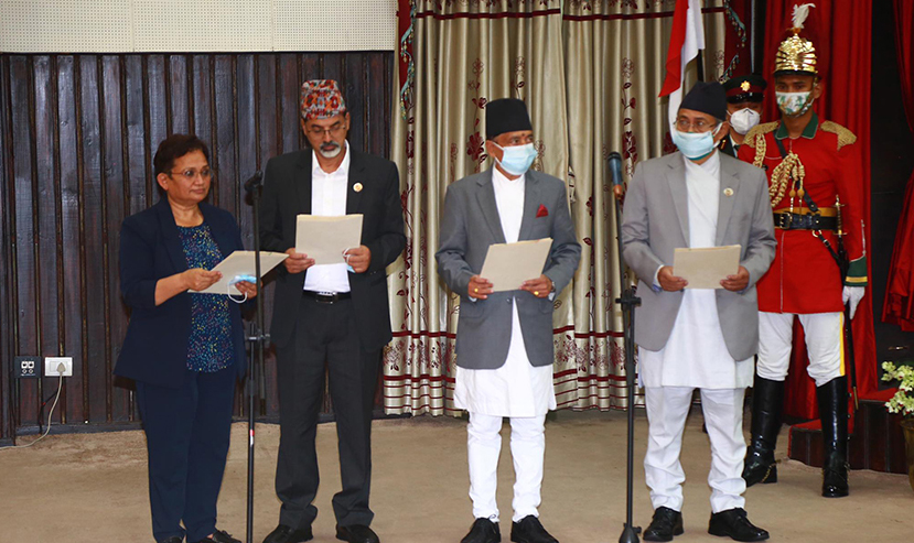 नवनियुक्त प्रधानमन्त्री देउवासहित ४ मन्त्रीले लिए पद तथा गोपनियताको शपथ