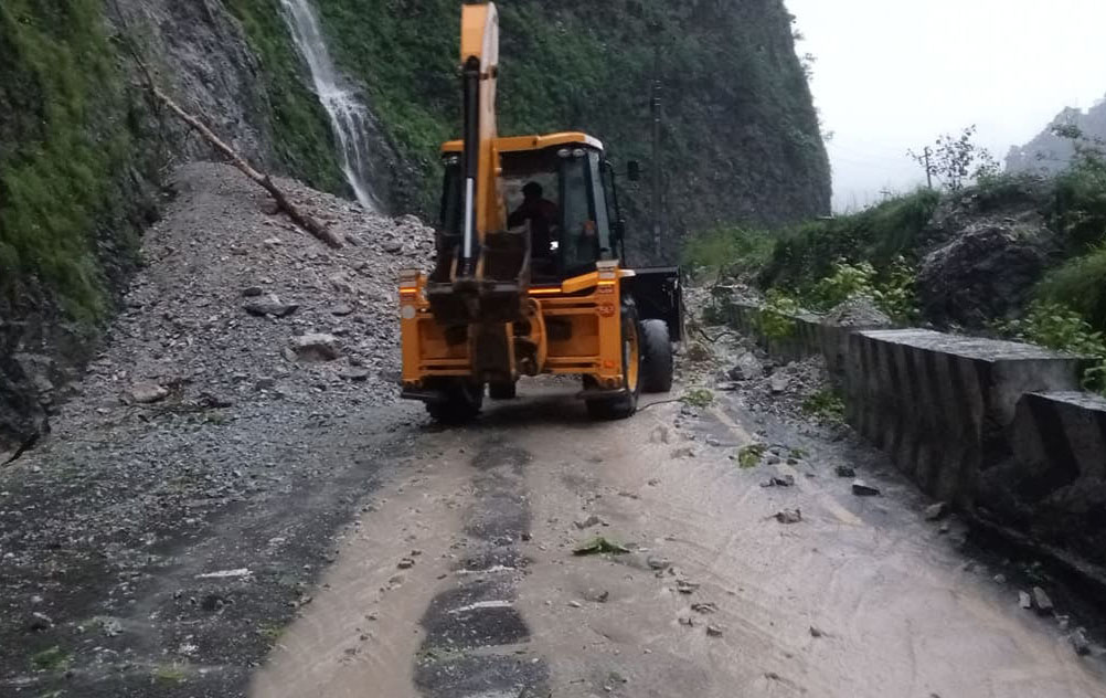 धादिङमा पहिरोले पाँच वटा सवारी साधन पुरियो, दुईको मृत्यु