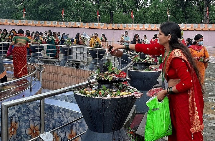 साउने सोमबार : शिवालयहरुमा भक्तजनहरुको घुइँचो