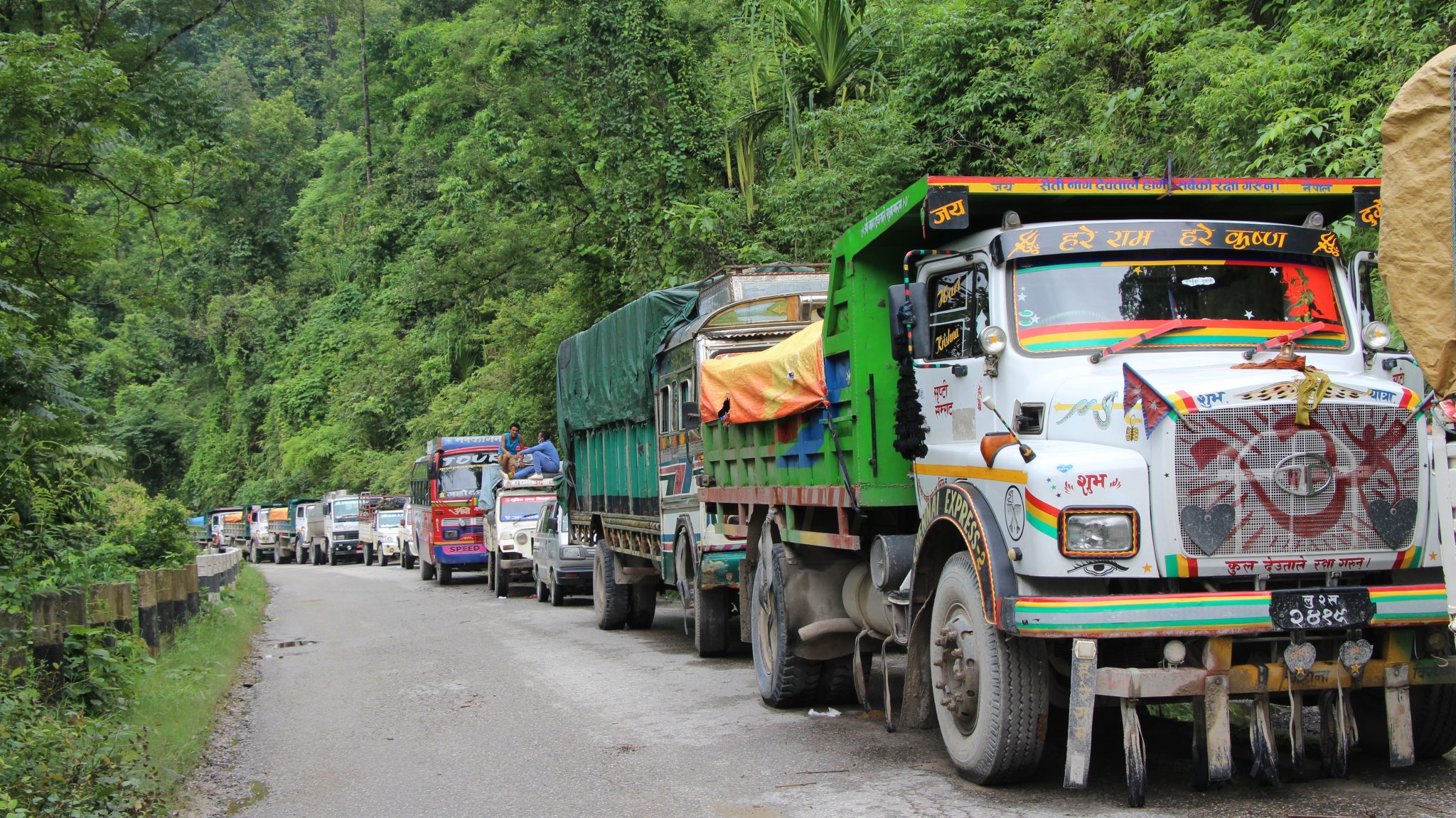 पहिरोका कारण सिद्धार्थ राजमार्ग अवरुद्ध