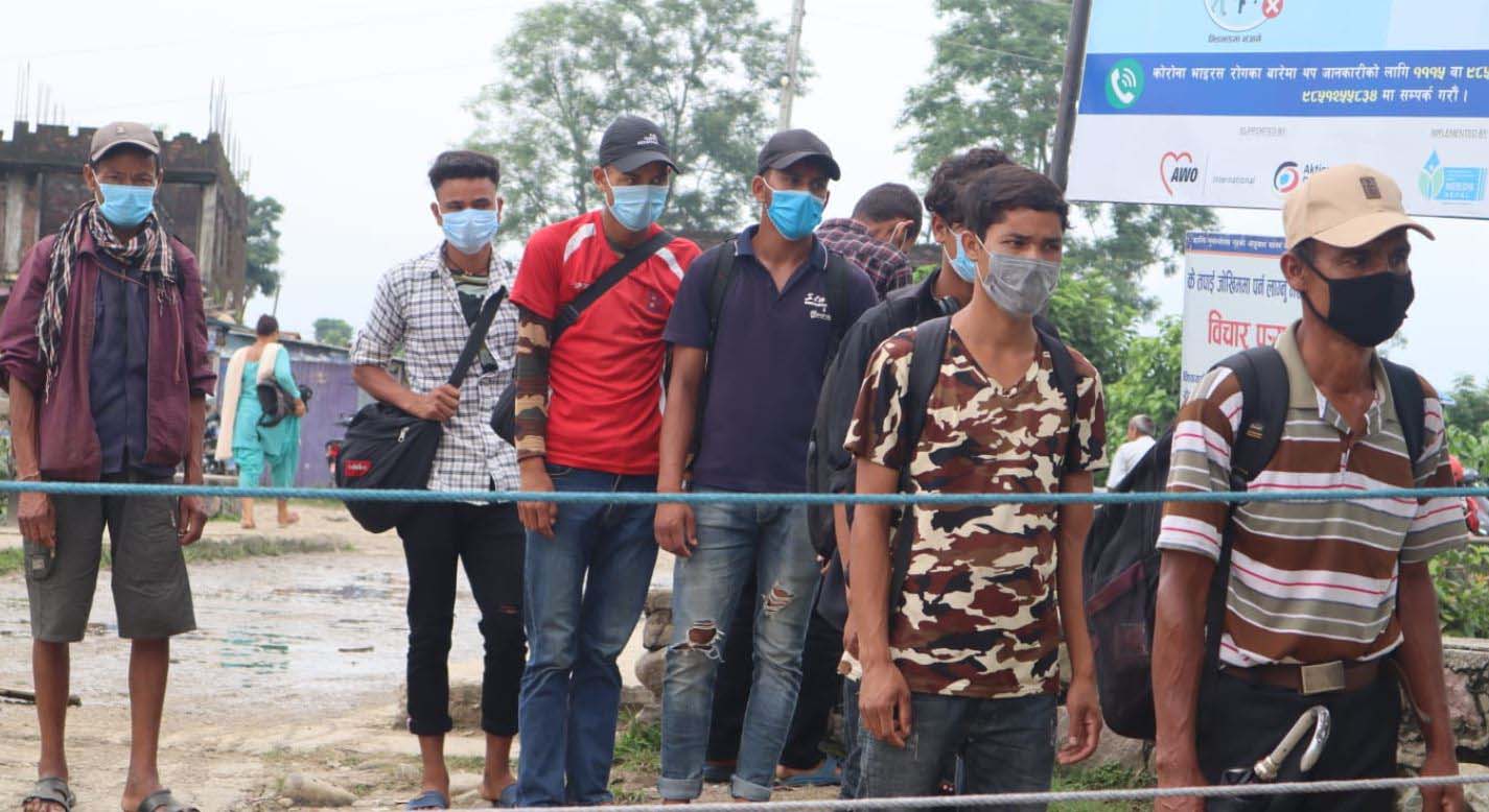 महामारीमै भारत जानेहरु भन्छन्- ‘रोगभन्दा भोकको चिन्ता भयो’