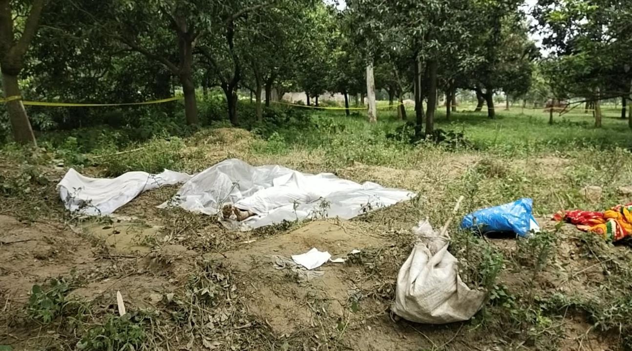 धनुषामा आफ्नै बुबा र श्रीमतीको हत्या गरी एउटै खाल्डोमा गाडेको अवस्था शव फेला