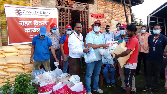 बाढी पीडितलाई ग्लोबल आइएमई बैंकद्वारा राहत वितरण