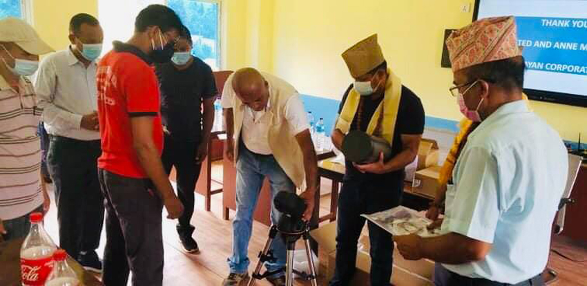 मनराम ग्रुपले दियो दुर्गमका बिद्यालयमा टेलिस्कापलगायतका शैक्षिक सामाग्री