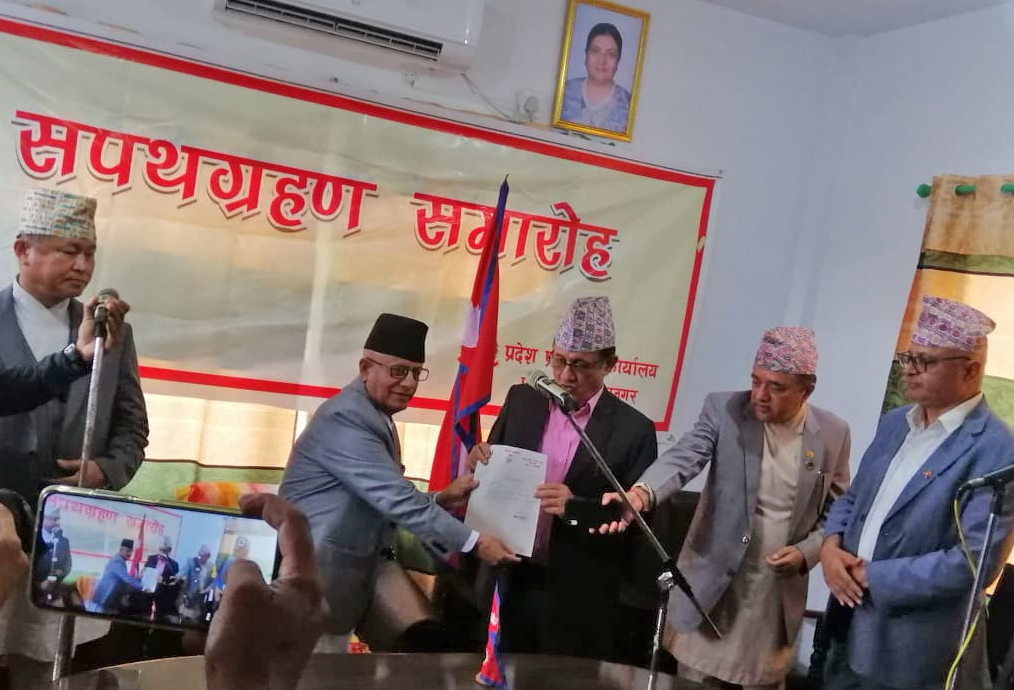 प्रदेश १ को मुख्यमन्त्रीमा भीम आचार्यले लिए शपथ