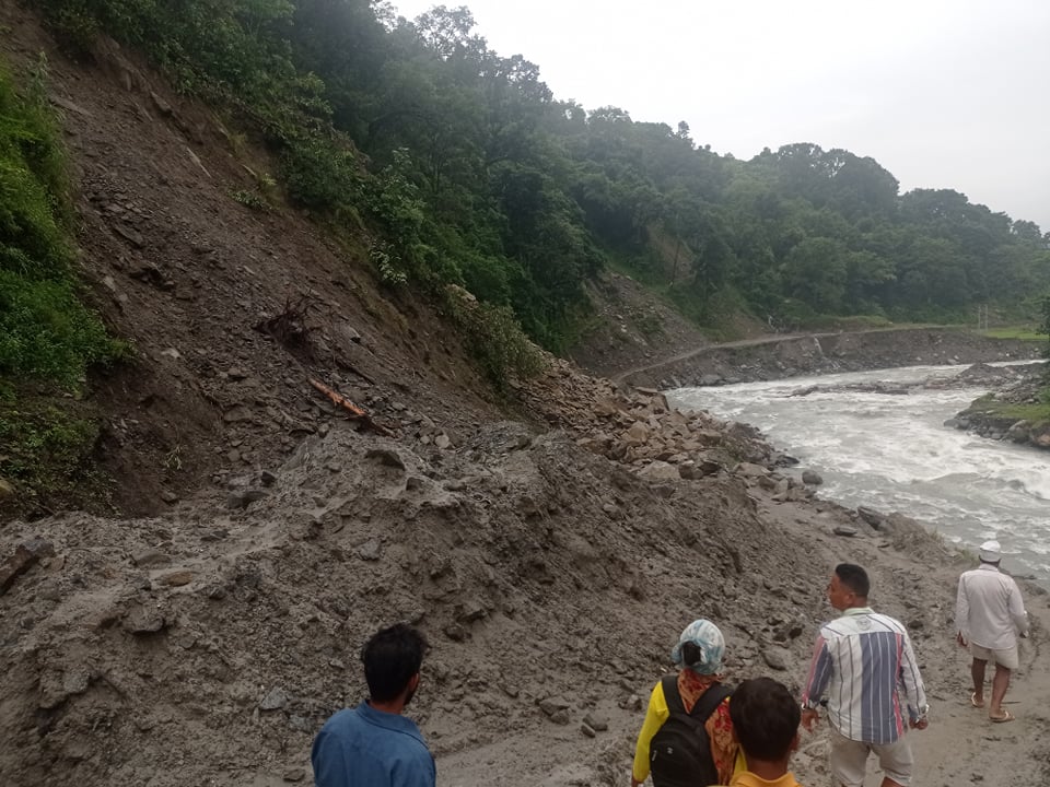 इन्द्रावती ड्याम छेउमा निरन्तर पहिरो, आवतजावतमा जतासुकै समस्या
