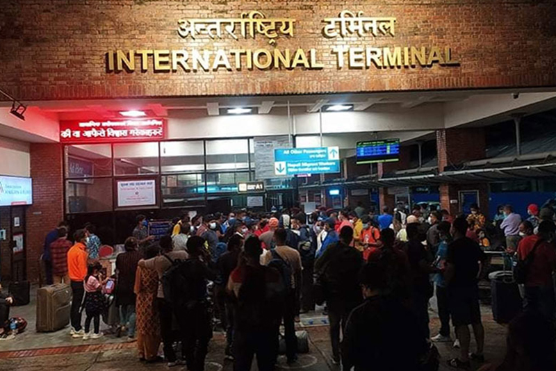 दुबई उड्न विमानस्थल पुगेका यात्रु अन्तिम समयमा फर्काइए