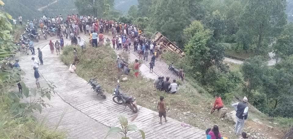 सिन्धुपाल्चोक बस दुर्घटना अपडेट : दुईको मृत्यु, ४० घाइते