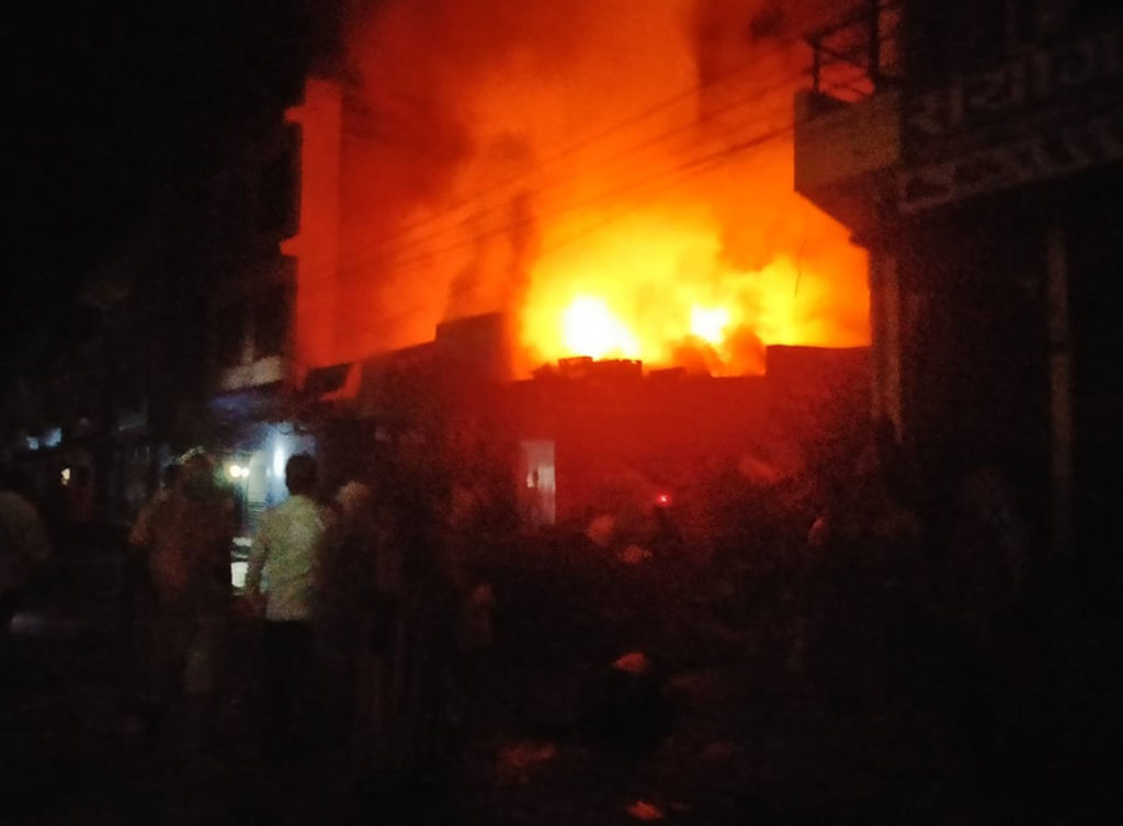 बेनीमा आगलागी हुँदा दुई पसलमा क्षति