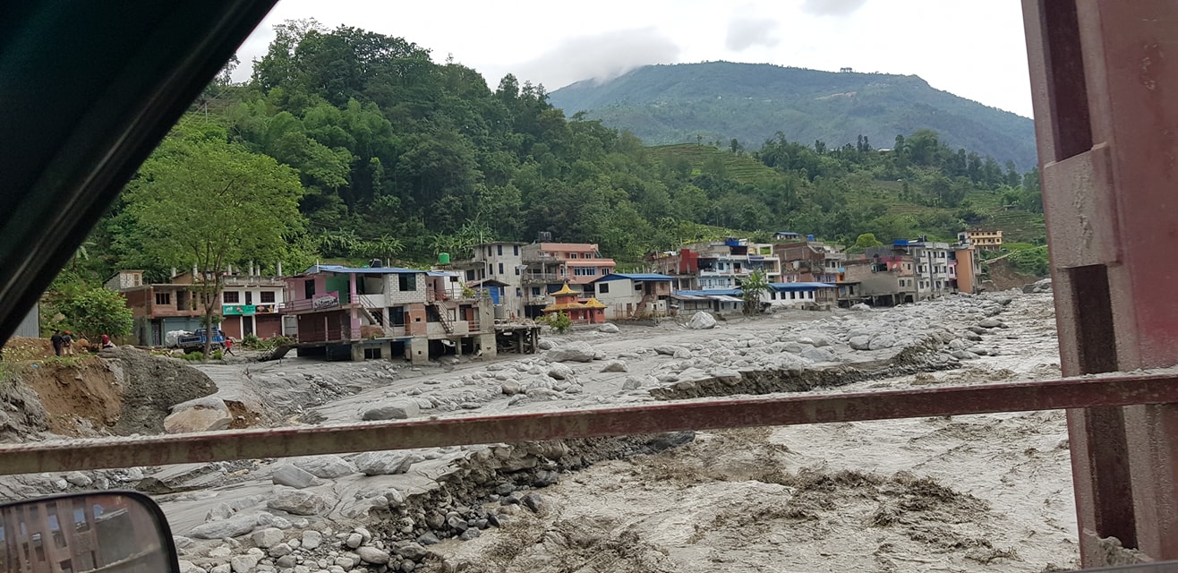 सिन्धुपाल्चोकका बाढी पीडितको बयान-बाढीले ढुङ्गा बगाउँदा भूकम्प जसरी थर्काउँछ