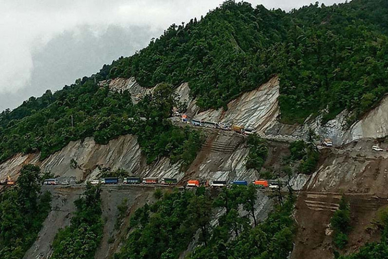 पहिरोले जयपृथ्वी राजमार्ग अवरुद्ध