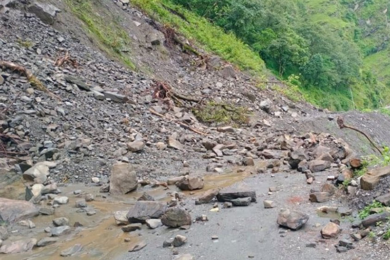 भीमफेदी-कुलेखानी सडक पहिरोले पुनः अवरुद्ध