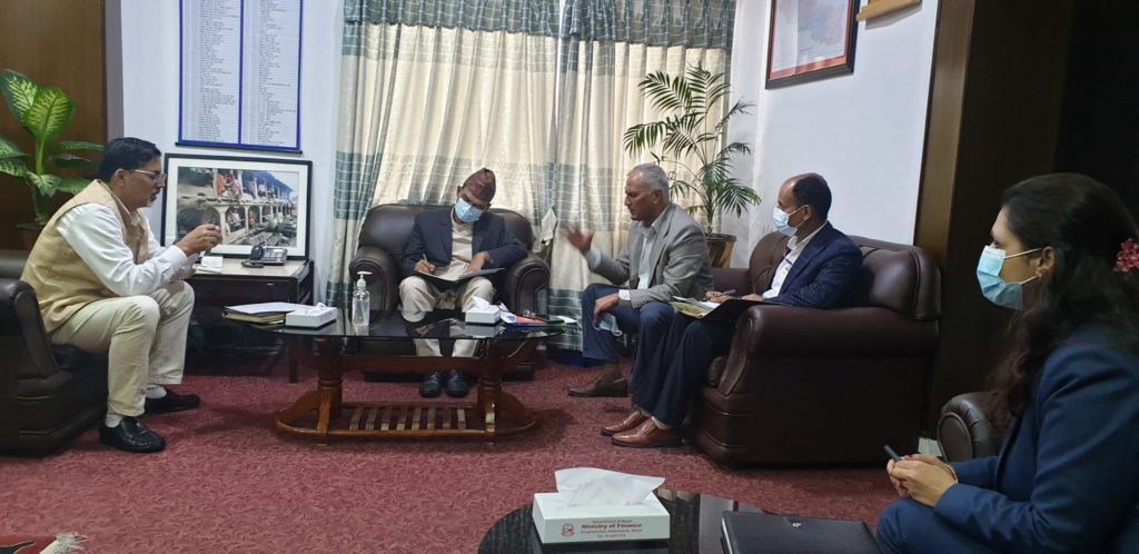 कोरोना बीमा भुक्तानी प्रक्रिया अघि बढाउन अर्थमन्त्री शर्माको निर्देशन