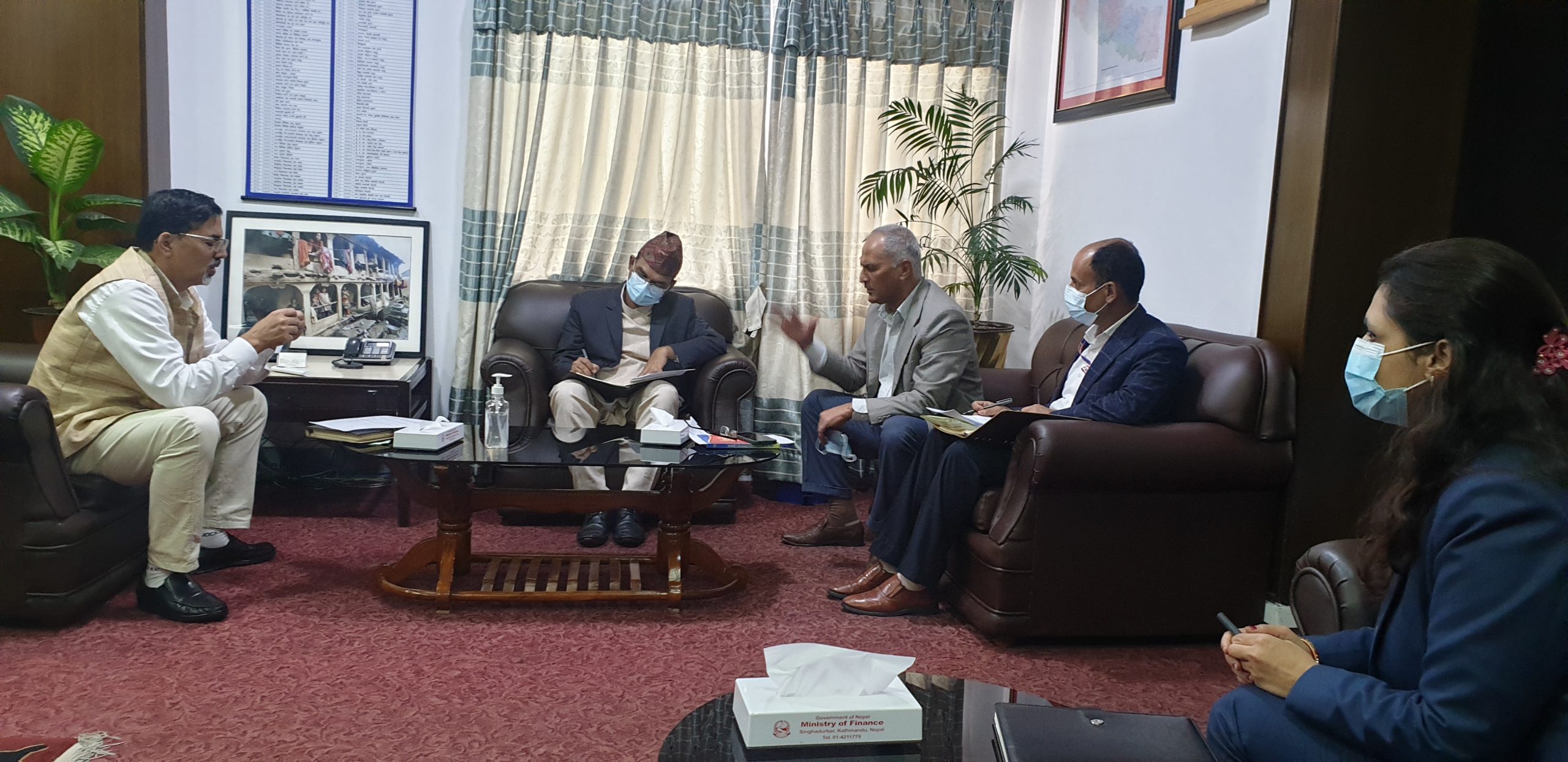 कोरोना बीमा भुक्तानी प्रक्रिया अघि बढाउन अर्थमन्त्री शर्माको निर्देशन