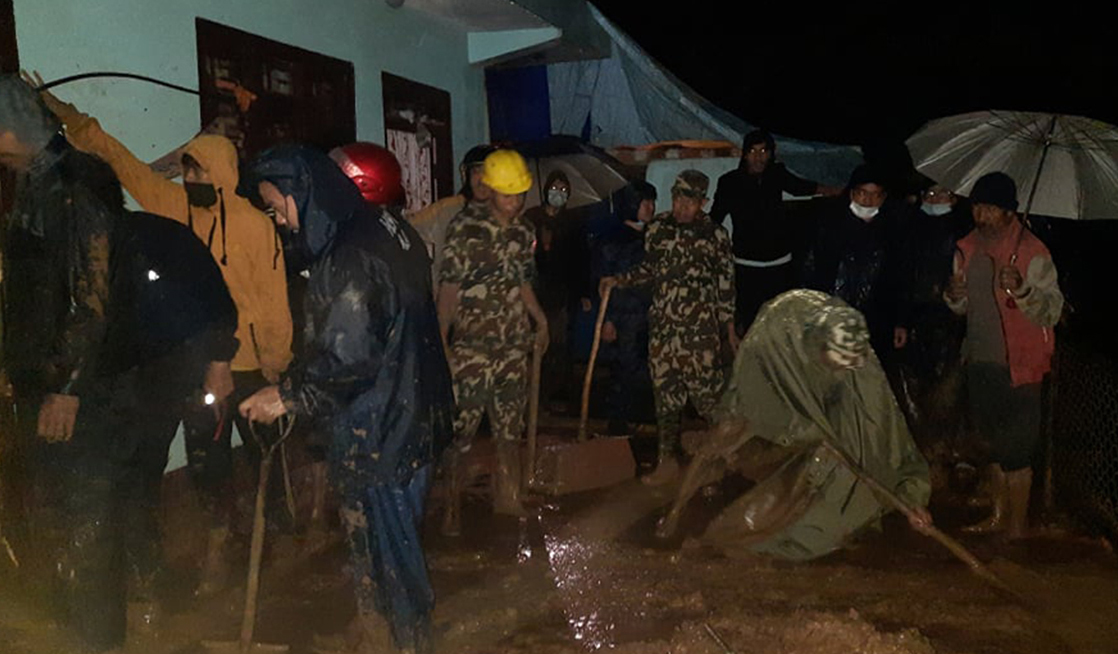 गुल्मीमा पहिरोले घर पुरिँदा एकै घरका तीन जनाको मृत्यु