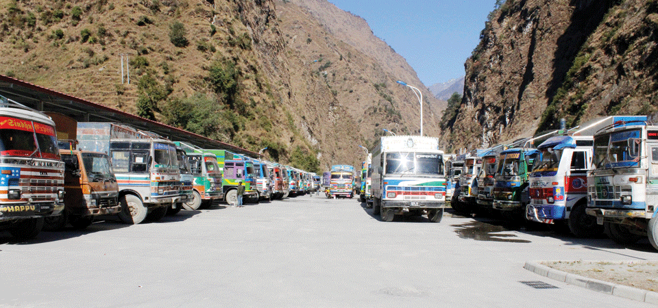खासामा रोकिए दशैँका सामान, सहजै सामान ल्याउने वातावरण तयार गरिदिन सरकारसँग आग्रह