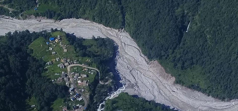 बगिरहेको छ हेलम्बुको पहाड, बस्तीतर्फ धार सोझ्याउँदै कोशी र कमला