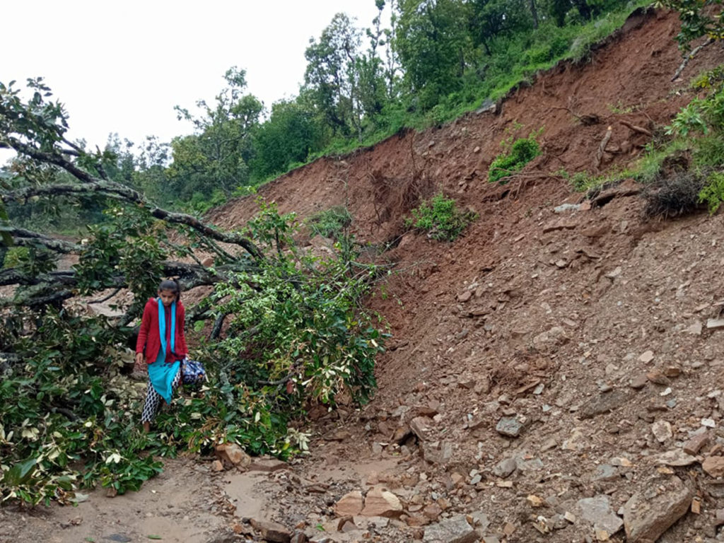 पहिराले रसुवाका अधिकांश ग्रामीण सडक अवरुद्ध