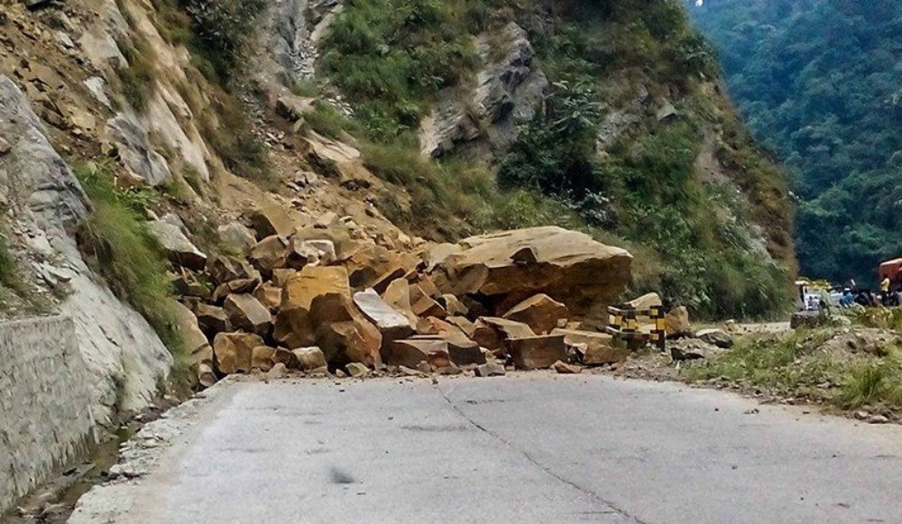 पहिरो खसेपछि पृथ्वी राजमार्ग अवरुद्ध