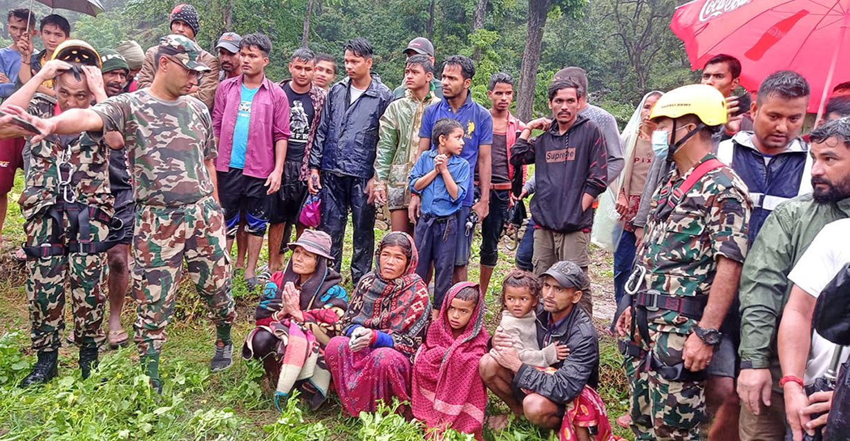 महाकालीको बाढीमा फसेका ५ जनाको १५ घण्टापछि हेलिकप्टरबाट उद्धार