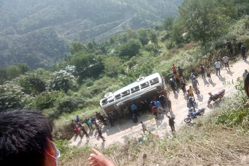पाँचथरमा बस दुर्घटना हुँदा ५४ यात्रु घाइते, दश जना गम्भीर