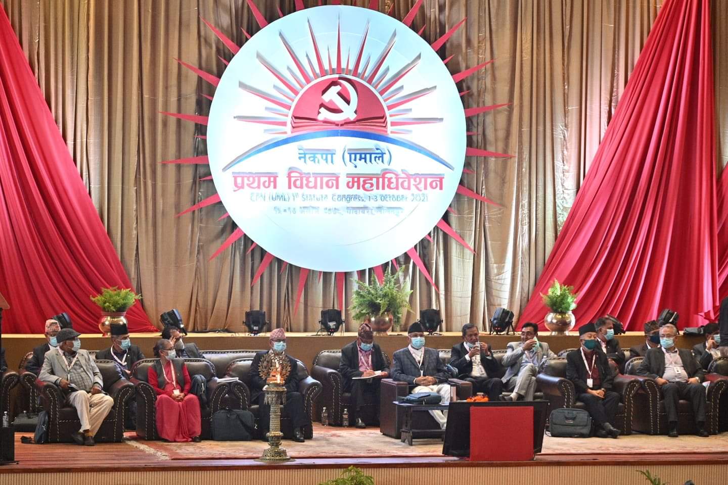 नेकपा एमालेमा वरिष्ठ उपाध्यक्षसहित १५ पदाधिकारी रहने प्रस्ताव