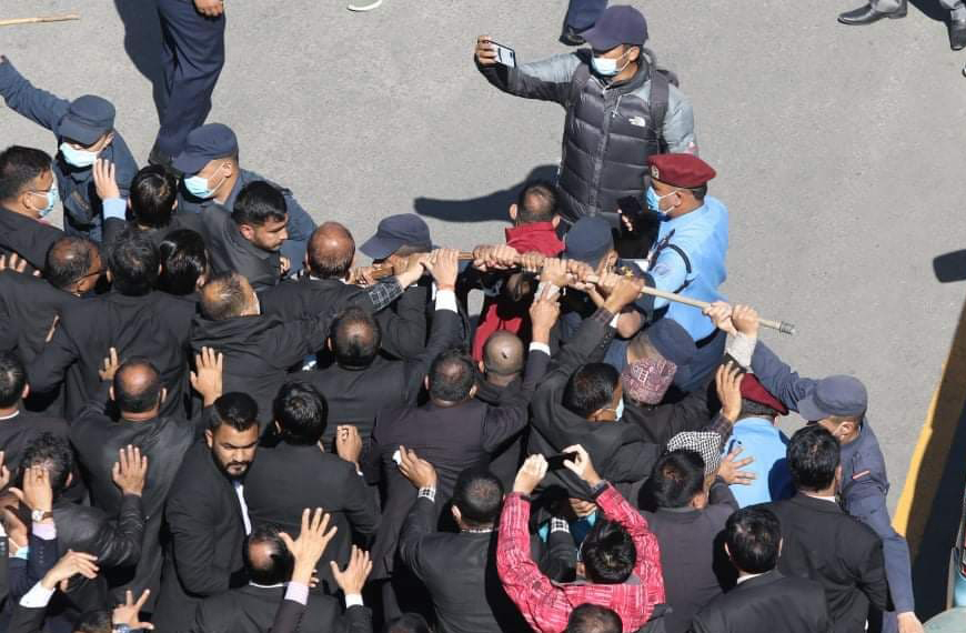 सर्वोच्च अदालत परिसरमा आन्दोलनरत वकिल र प्रहरीबीच झडप
