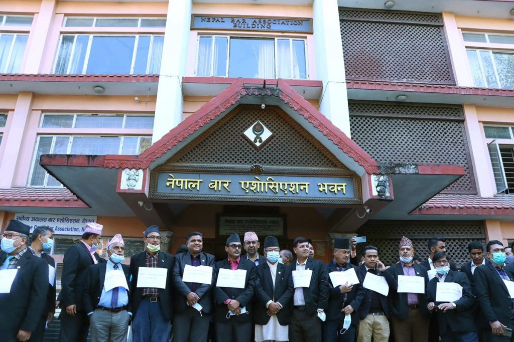 प्रधानन्यायाधीशमाथि महाभियोगको माग राख्दै बारले सभामुखलाई ज्ञापनपत्र बुझाउँदै