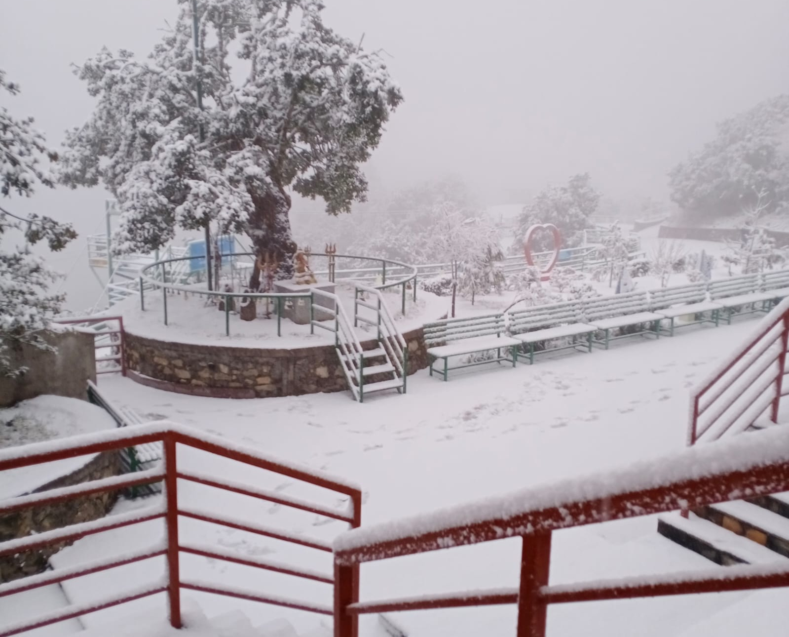 चन्द्रागिरिसहित काठमाडौं नजिकैका डाँडाहरूमा हिमपात