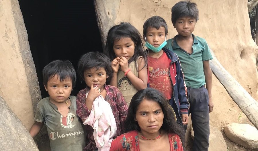 काम्दै र भोकभोकै विद्यालय जान्छन् चेपाङ बालबालिका