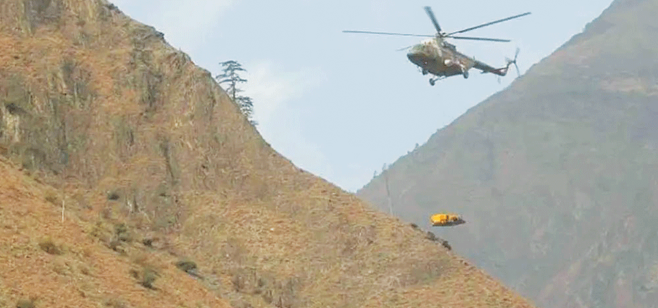हेलिकोप्टरबाट डोजर ढुवानी गरी सिस्ने हिमालको काखमा सडक