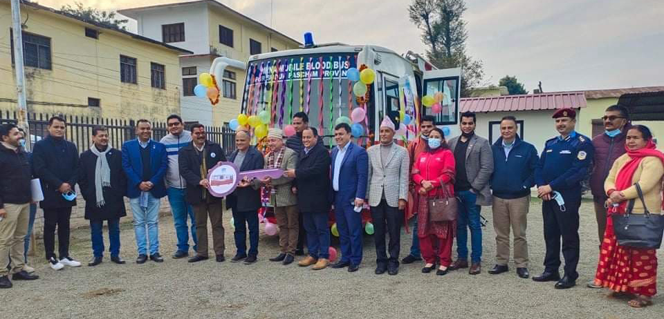 सचिव जोशीको संयोजनमा संचालित अभियान अन्तर्गत एनआरएनएद्धारा सुदूरपश्चिम प्रदेशलाई मोबाइल ब्लड बस हस्तान्तरण