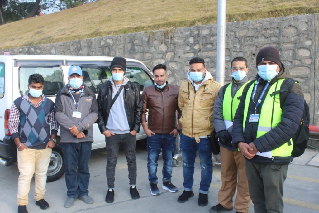 साउदीमा बिच्चलीमा परेका ६ युवालाई एनआरएनएले गर्यो उद्धार