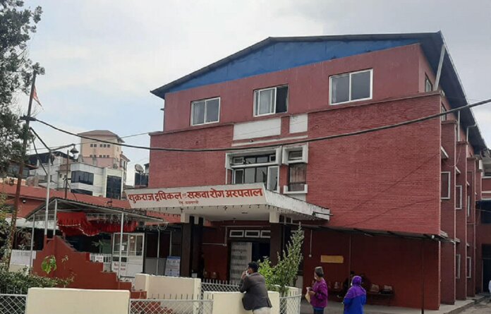 अस्पतालका ५० बढी स्वास्थ्यकर्मी संक्रमित भएपछि टेकु अस्पतालमा खोप अभियान स्थगित