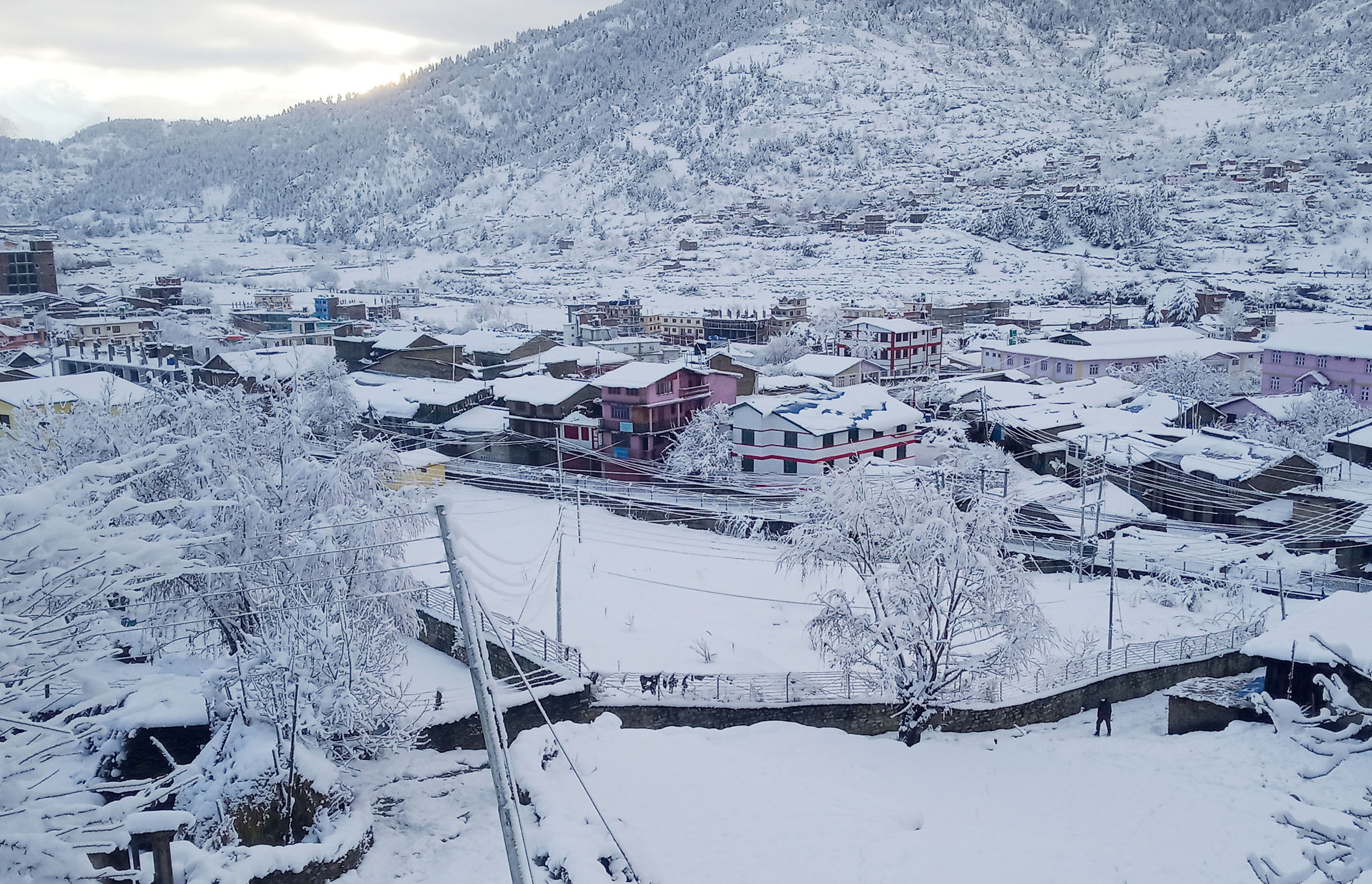 जुम्लामा हिउँमा फसेका ५५ जनाको हेलिकोप्टरमा उद्धार गरिँदै