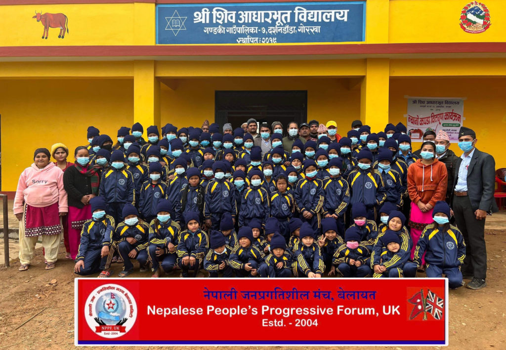जनप्रगतिशिल मञ्च युकेको सहयोगमा स्कुलका बालबालिकालाई न्यानो कपडा वितरण
