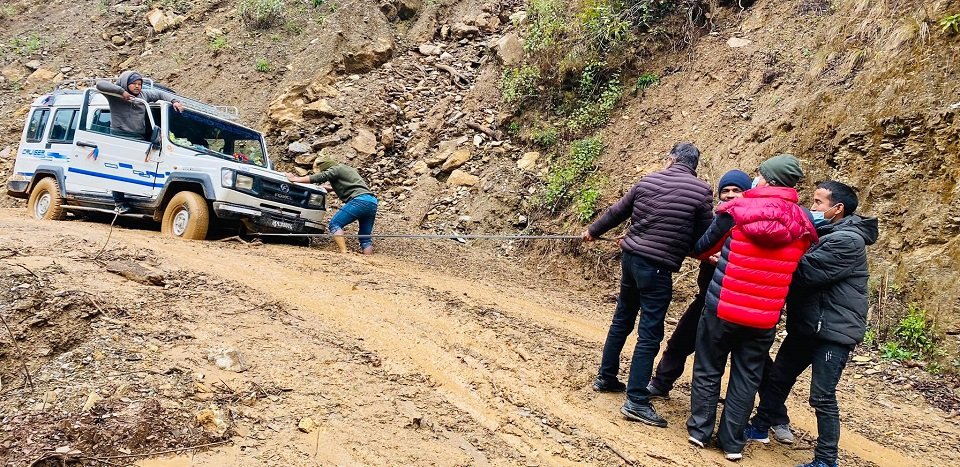 वर्षौंसम्म पनि सुध्रिएन रोल्पा सडकको अवस्था : कष्टपूर्ण यात्रा गर्न बाध्य यात्रु