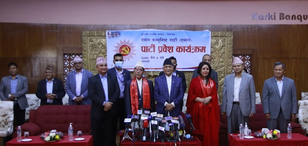 पूर्वमन्त्री सिंह र अभिनेत्री करिश्मा मानन्धर एमाले प्रवेश
