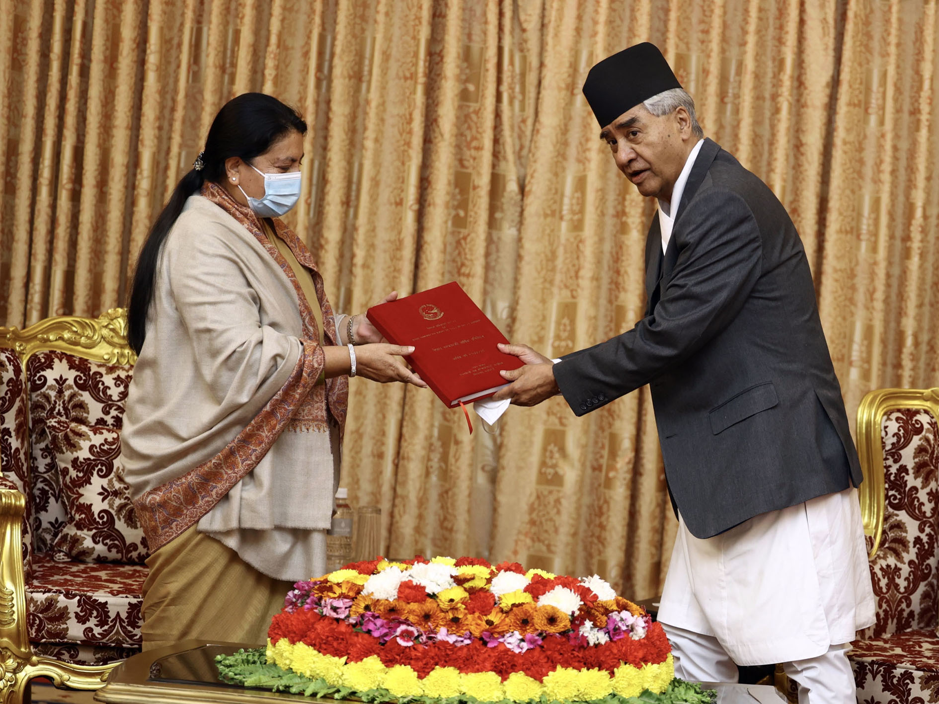 प्रधानमन्त्रीद्वारा सरकारका काम र उपलब्धिसहितको प्रतिवेदन राष्ट्रपतिसमक्ष पेश