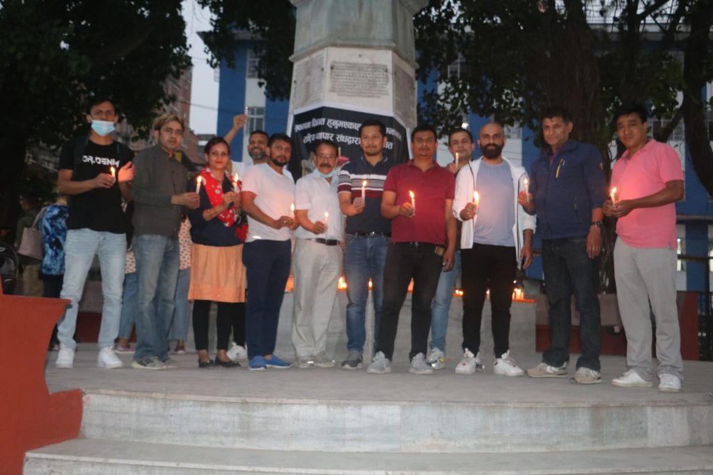 राष्ट्रिय व्यापार संघद्धारा भुकम्पमा दिवगंत भएकाहरुको सम्झनामा दीप प्रज्वलन