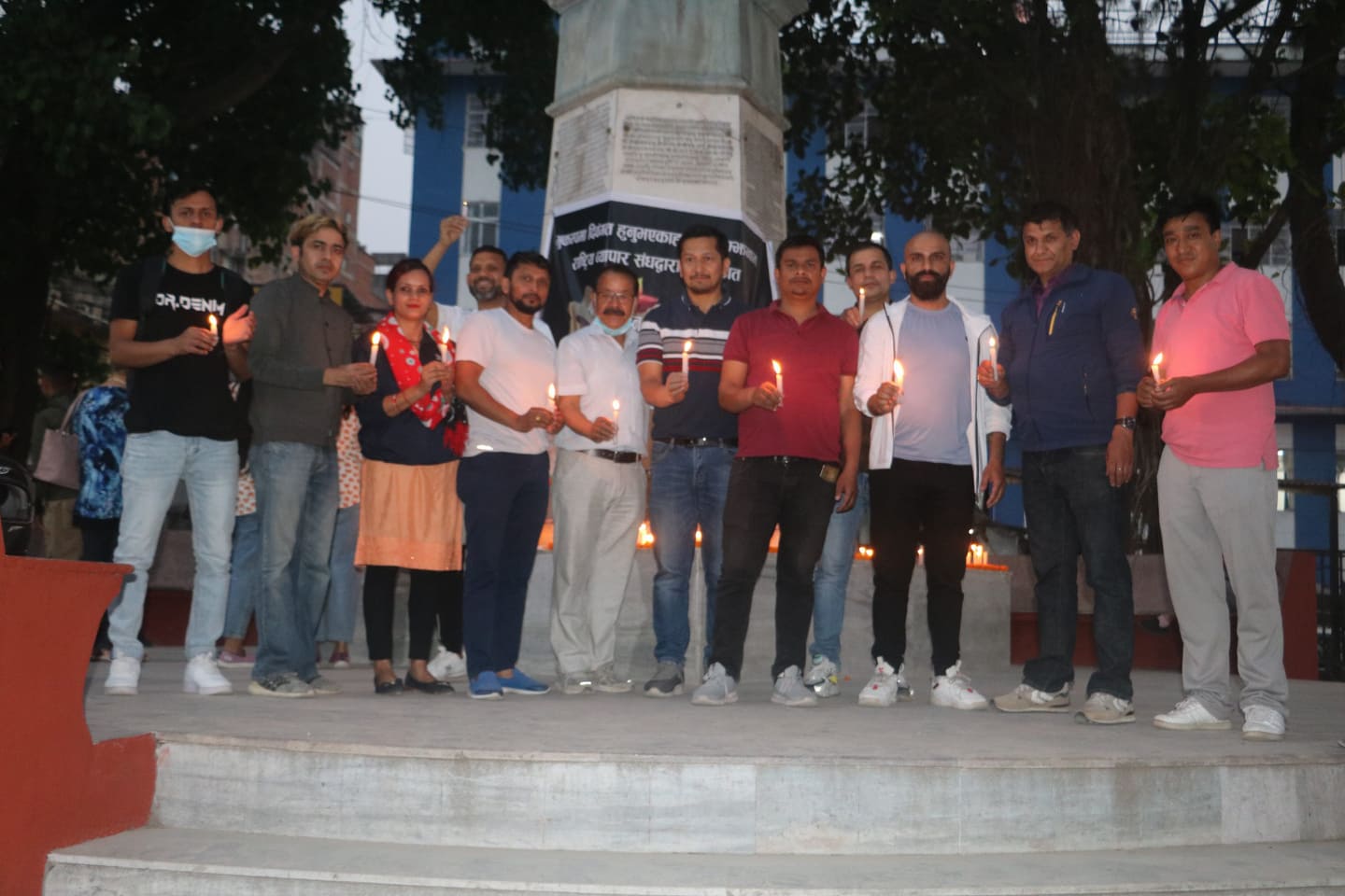 राष्ट्रिय व्यापार संघद्धारा भुकम्पमा दिवगंत भएकाहरुको सम्झनामा दीप प्रज्वलन