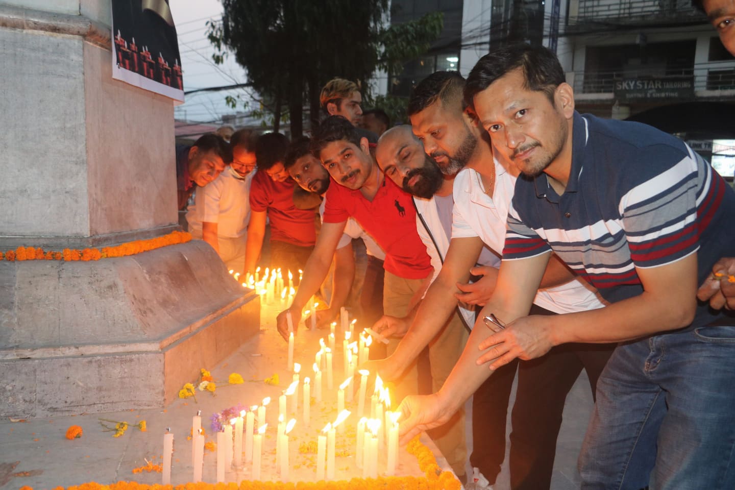 राष्ट्रिय व्यापार संघद्धारा भुकम्पमा दिवगंत भएकाहरुको सम्झनामा दीप प्रज्वलन