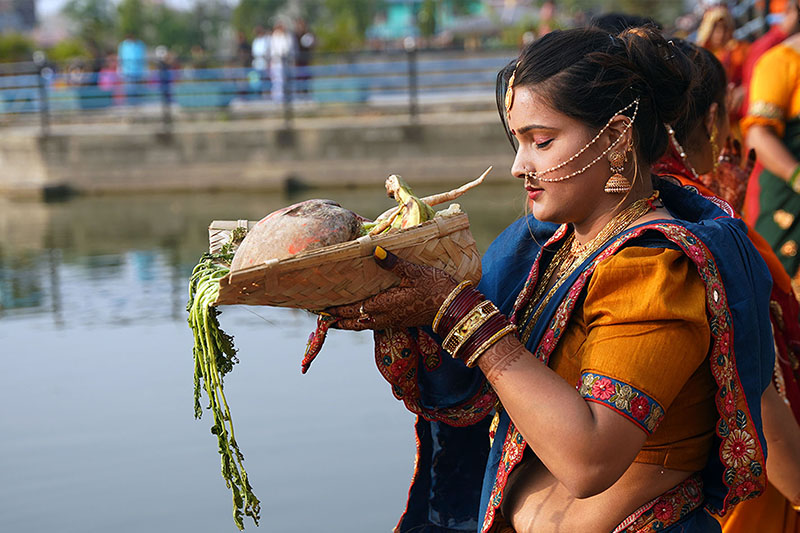 उदाउँदो सूर्यलाई अर्घ्य दिँदै सकियो चैते छठ